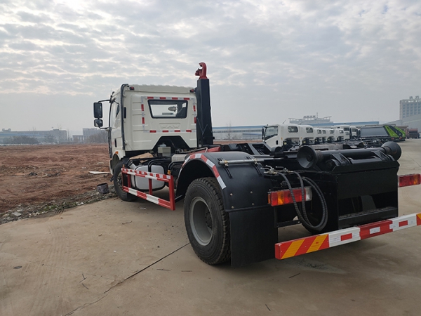 解放J6L單橋14方鈎臂垃圾車