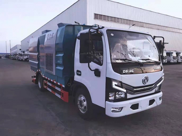 東風多利卡後(hòu)滾掃5方吸塵車