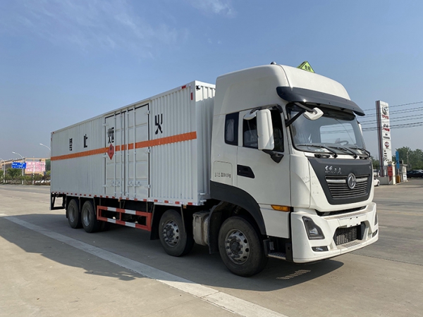 東風天龍前四後(hòu)八易燃氣體廂式運輸車