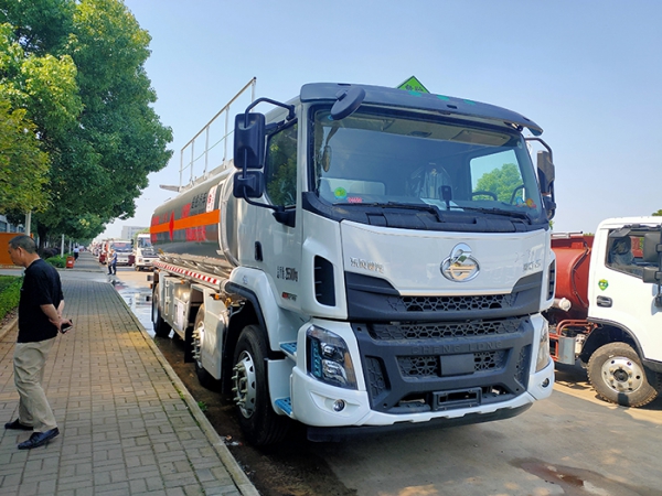 柳汽乘龍小三軸24.7方鋁合金運油車