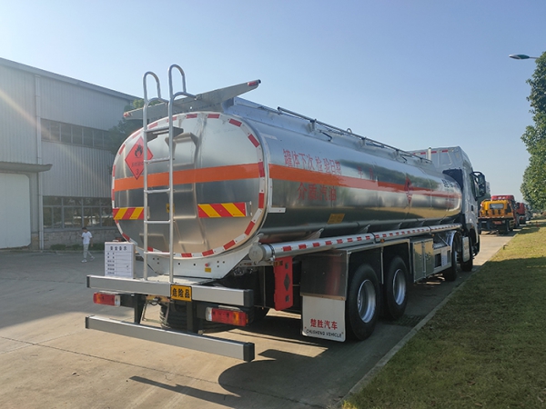 柳汽乘龍前四後(hòu)八30.5方鋁合金運油車