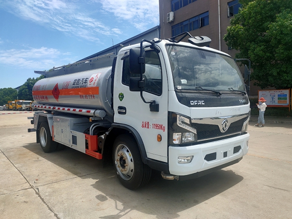 東風多利卡8.35方運油車