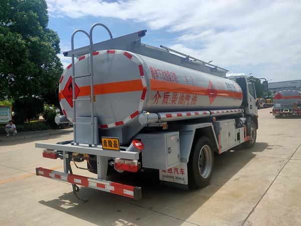 東風多利卡9.9方加油車