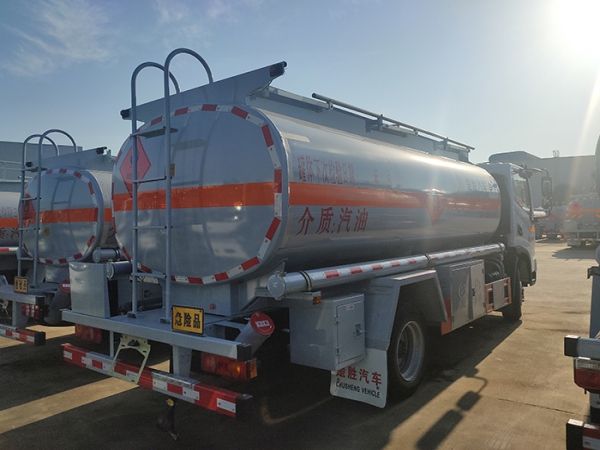 東風華神8.2方運油車