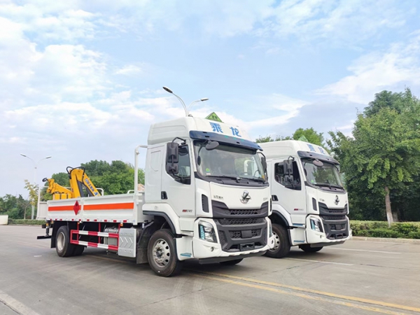 柳汽乘龍帶吊氣瓶運輸車