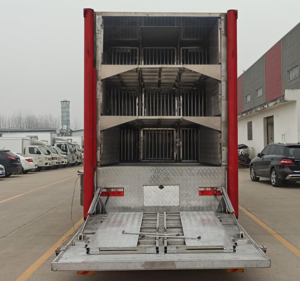 東風多利卡D9畜禽運輸車