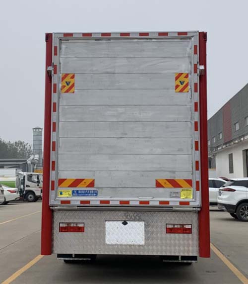 東風多利卡D9畜禽運輸車