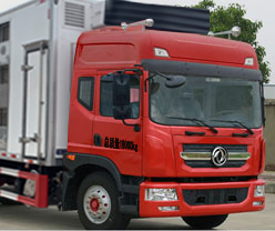 東風多利卡D9畜禽運輸車