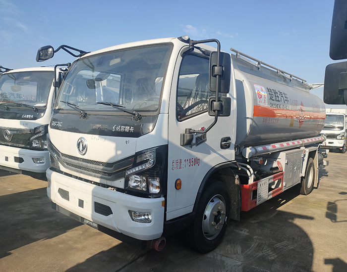 東風多利卡9.9方運油車