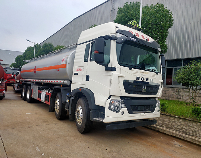 重汽豪沃前四後(hòu)八23.8方運油車