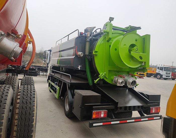 重汽豪沃6方清洗吸污車