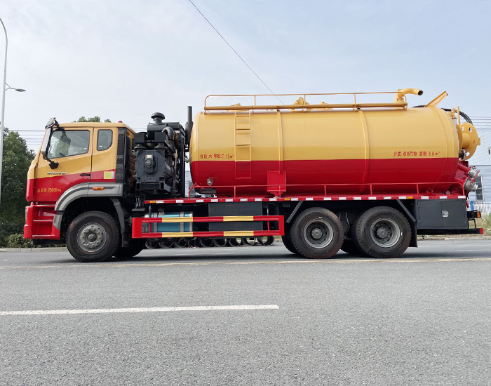 重汽豪沃NX後(hòu)雙橋22方清洗吸污車